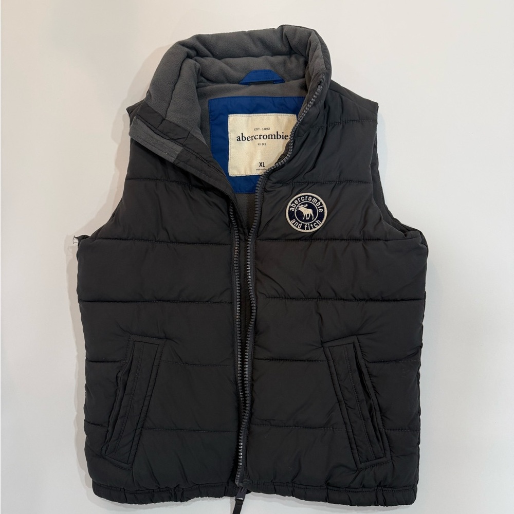 Abercrombie & Fitch Black Puffer Vest Kids XL but can easily fit a Women’s Sm